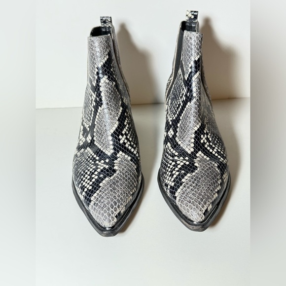 Yale Chelsea Boot (Women)
Marc Fisher LTD - Picture 2 of 12